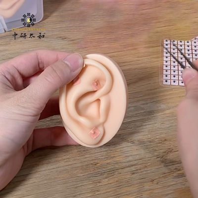 Consultez un professionnel de la santé avant d' appliquer un patch de point auriculaire externe avec des avertissements.